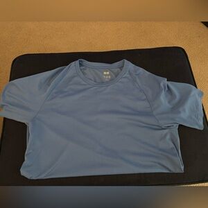 Uniqlo Men's Short Sleeve Tee in Light Blue
